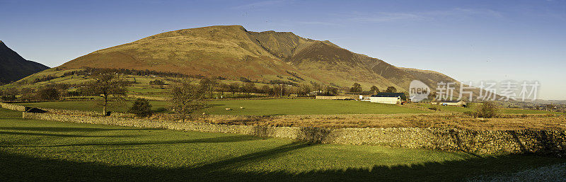 Blencathra golden mountain位于英国坎布里亚湖区